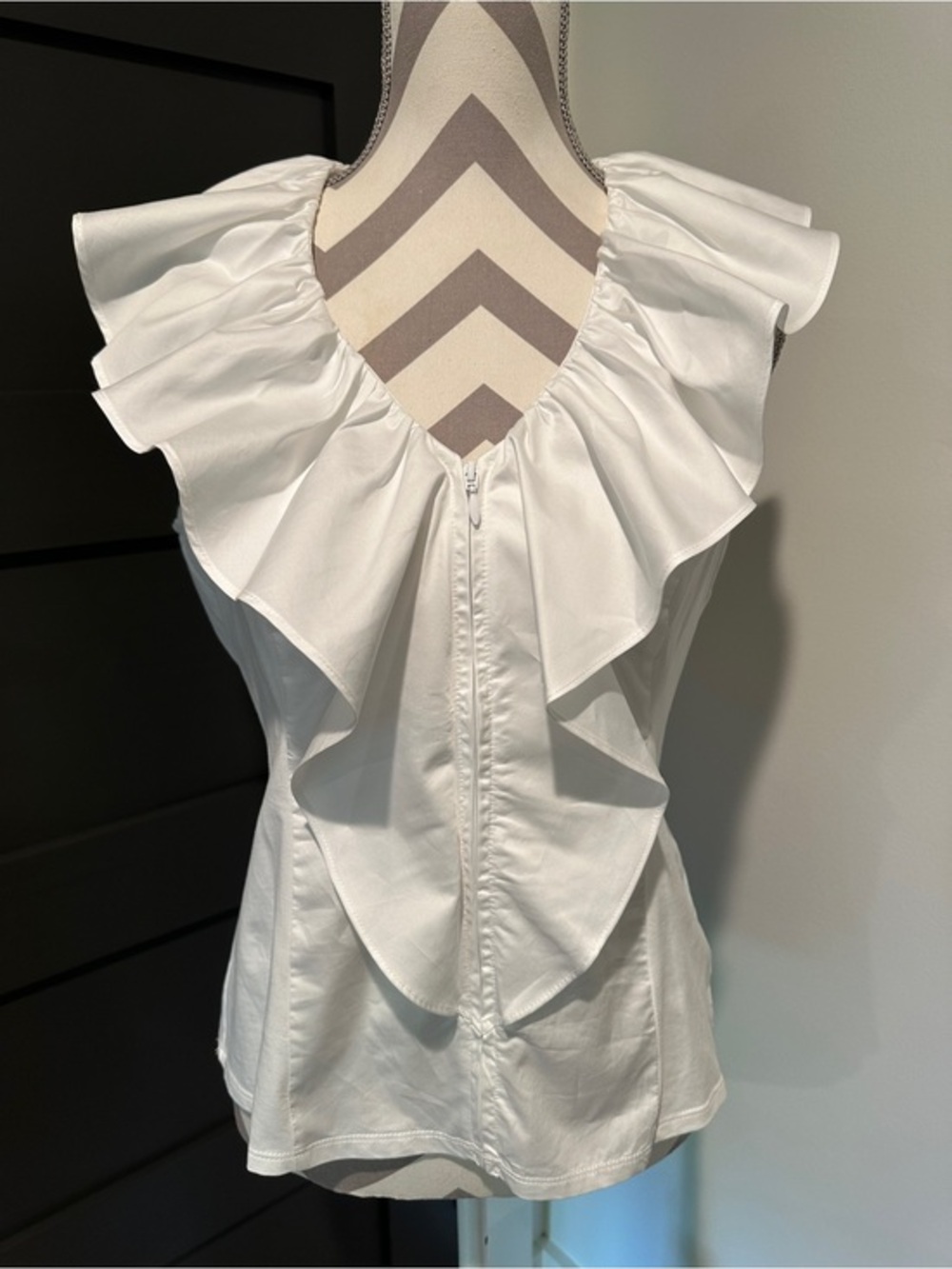 Boston Proper Medium Women’s White Ruffle V-Neck Sleeveless Top